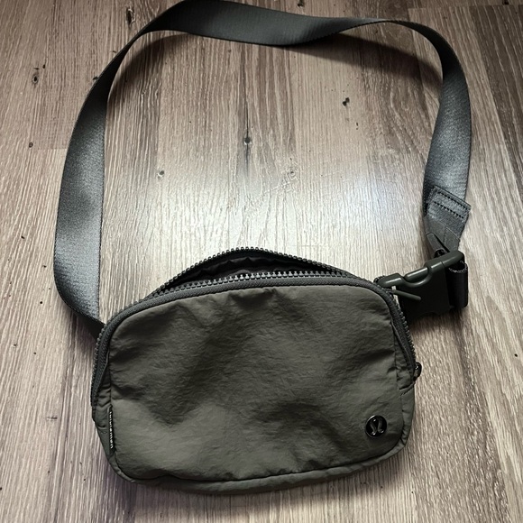 🆕lululemon Everywhere Belt Bag -Green - Picture 8 of 9
